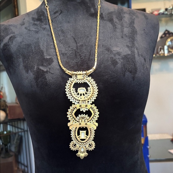 Stella and dot necklace. White stone and antique gold hardware. - Picture 4 of 6